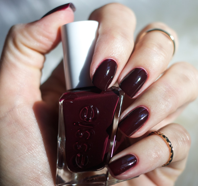 Essie-gel-Couture-Model-Clicks