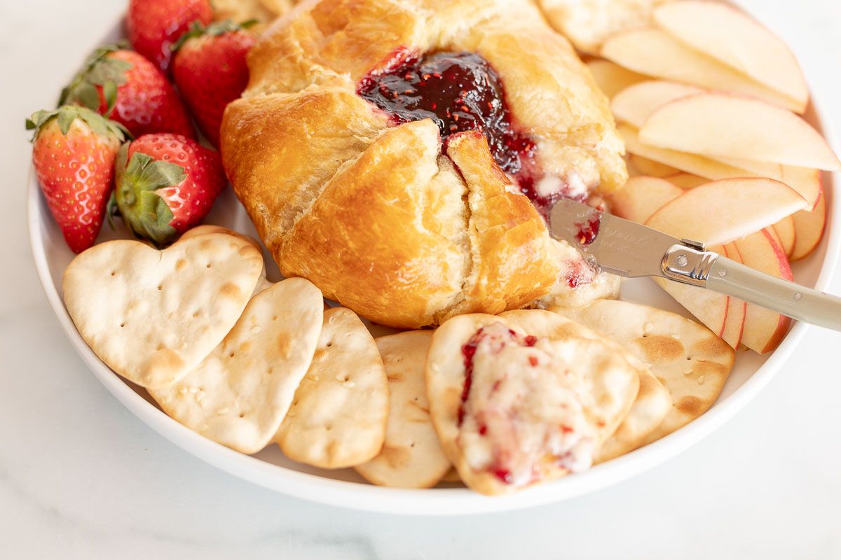 baked brie puff pastry with fruit and crackers