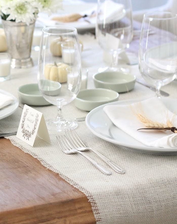 A thanksgiving dining table with a printable card that reads "I am thankful for"