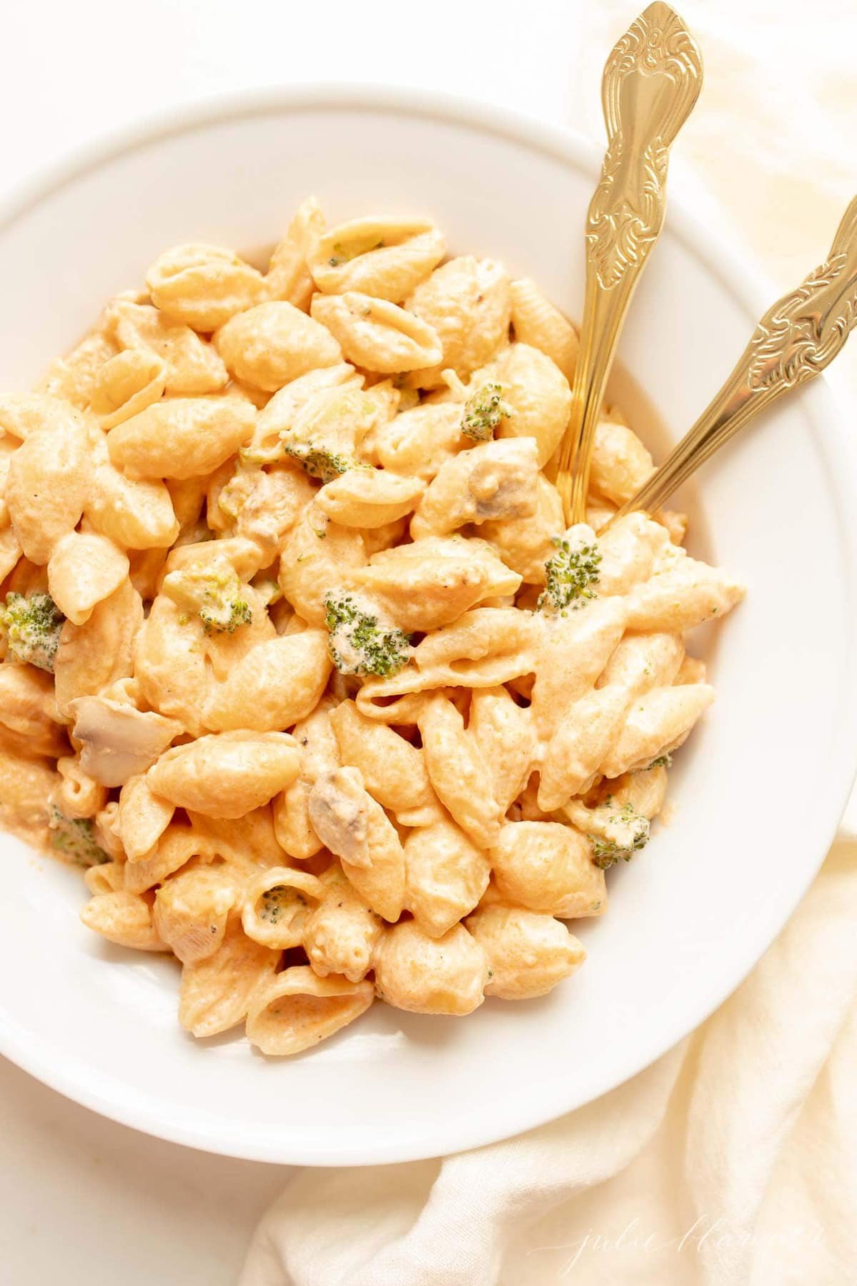 pasta con broccoli in a white bowl