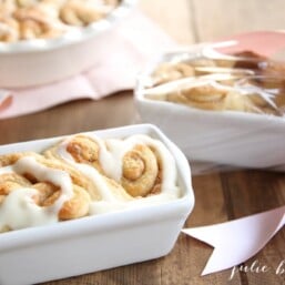 Beautiful Valentine's Day gift - heart shaped cinnamon rolls!