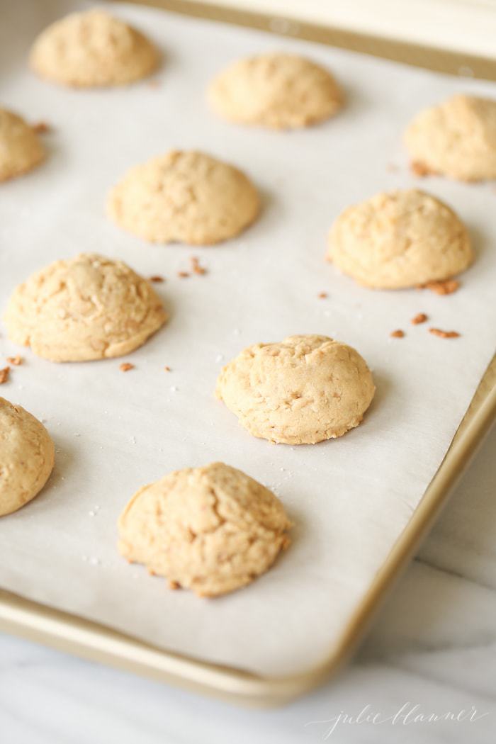 A baking sheet full of cookies out of the oven