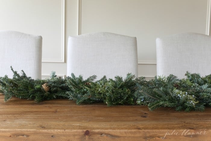 how to create a beautiful Christmas table setting in minutes