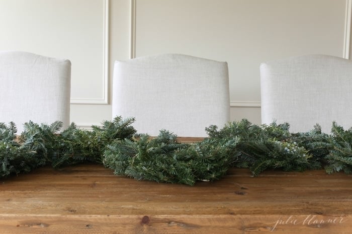 how to create a beautiful Christmas table setting in minutes