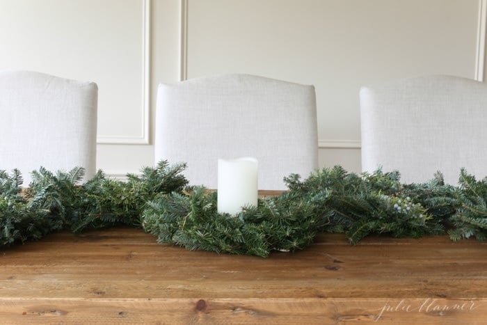how to create a beautiful Christmas table setting in minutes