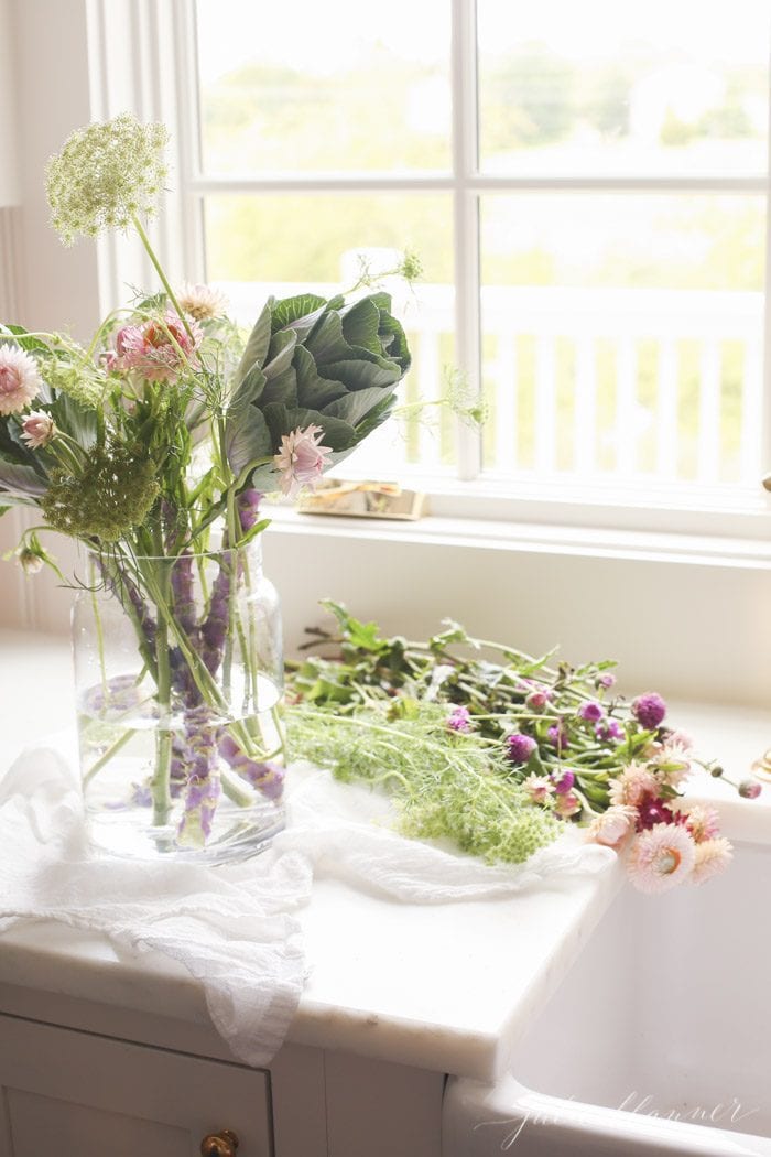 how to arrange wildflowers for a fall table setting 