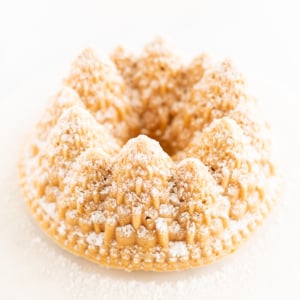 A cinnamon bundt cake with powdered sugar on top.