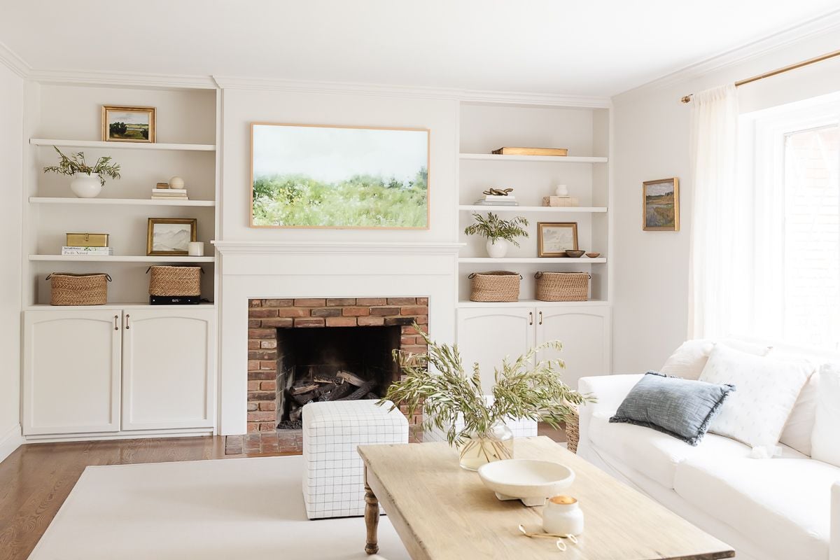 A living room painted in Sherwin Williams Zurich White