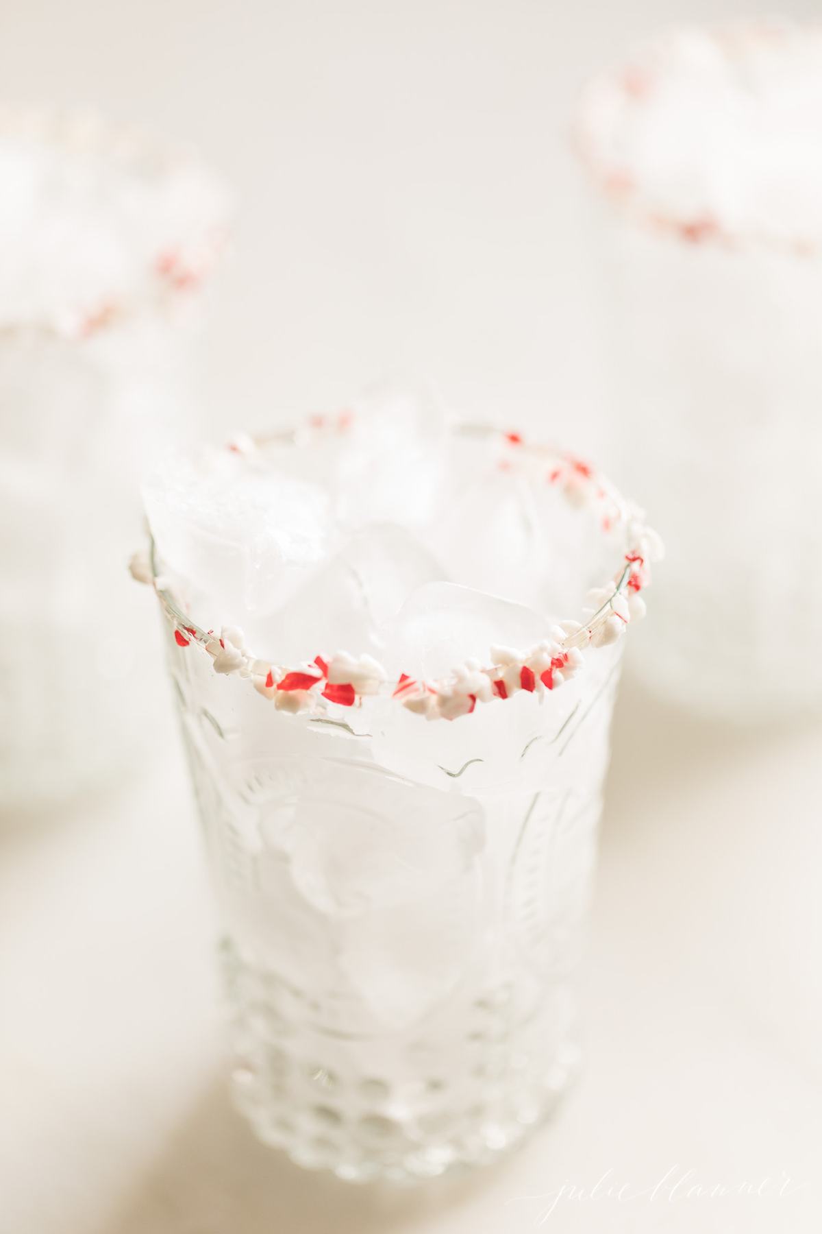 how to rim glass with crushed peppermint