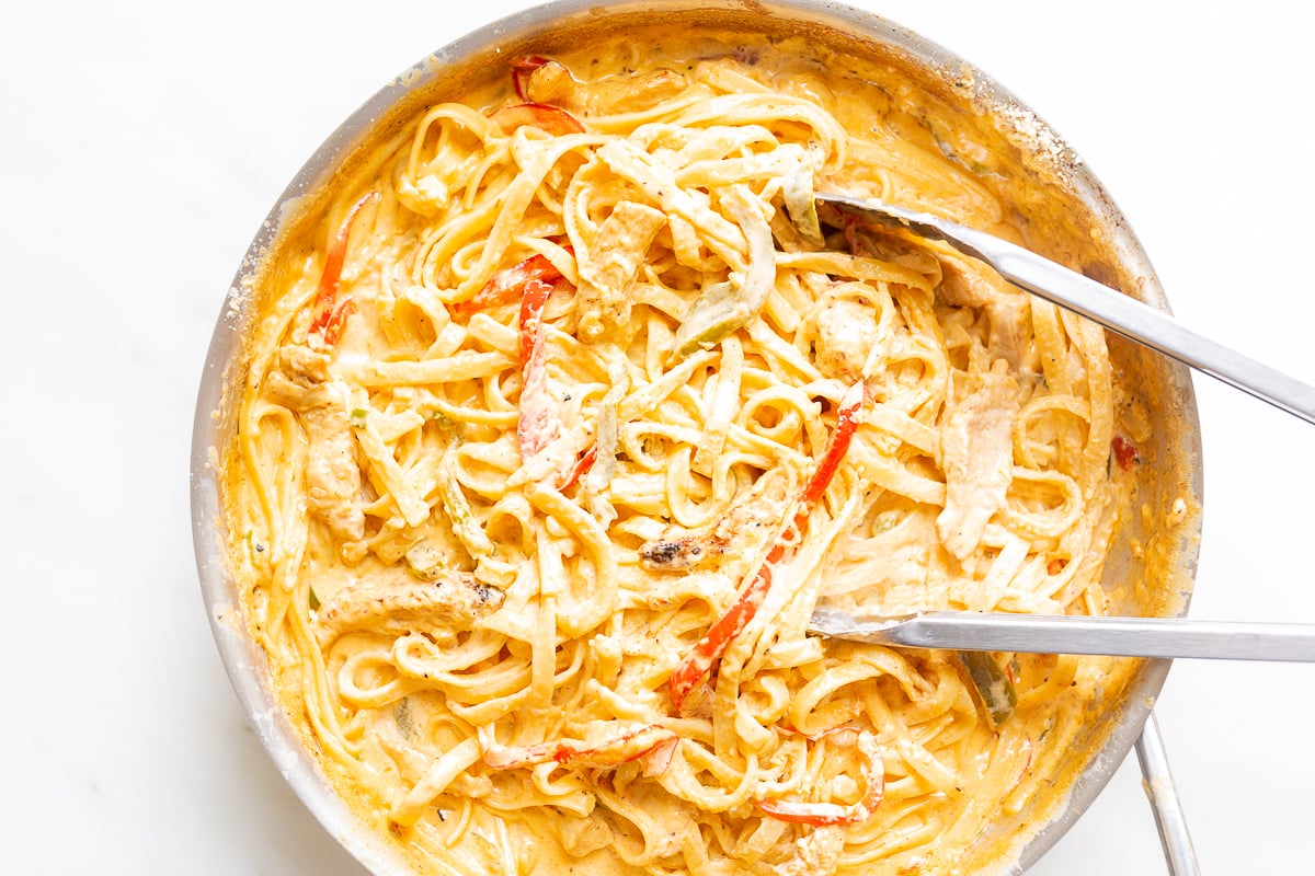 A skillet full of Cajun chicken pasta.