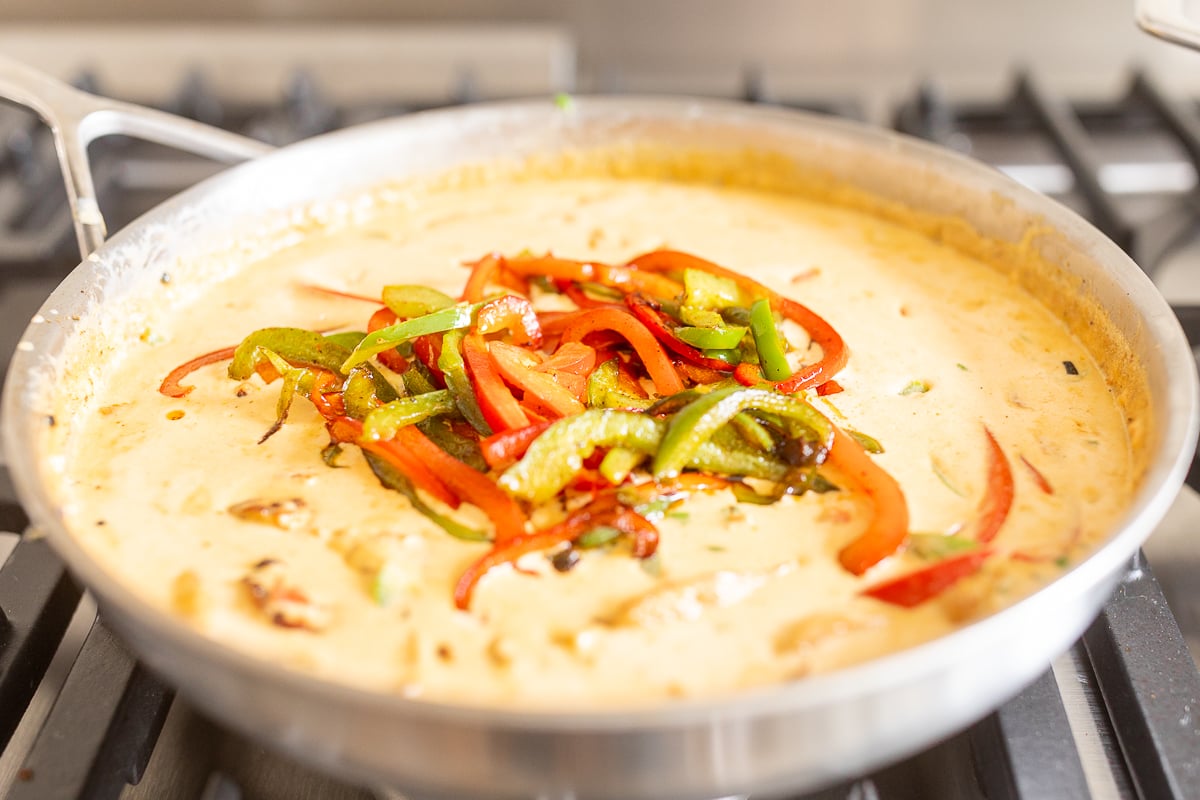 A skillet full of Cajun chicken pasta.