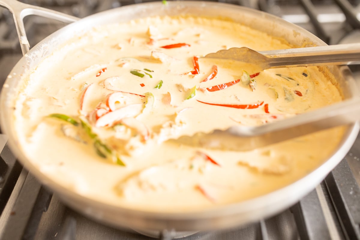 A skillet full of Cajun chicken pasta.