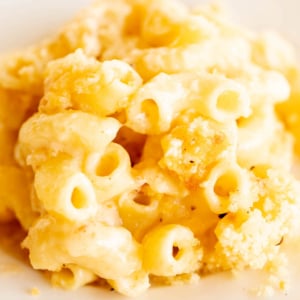 A close up of bacon mac and cheese on a plate.