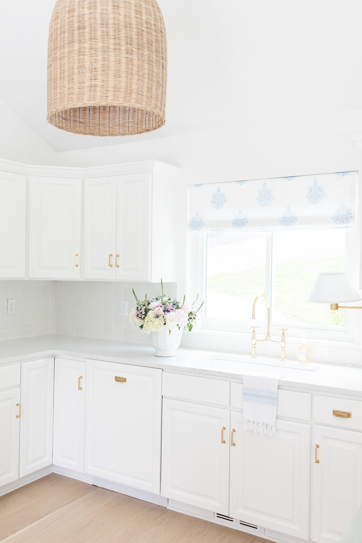 A kitchen painted Benjamin Moore Simply White.