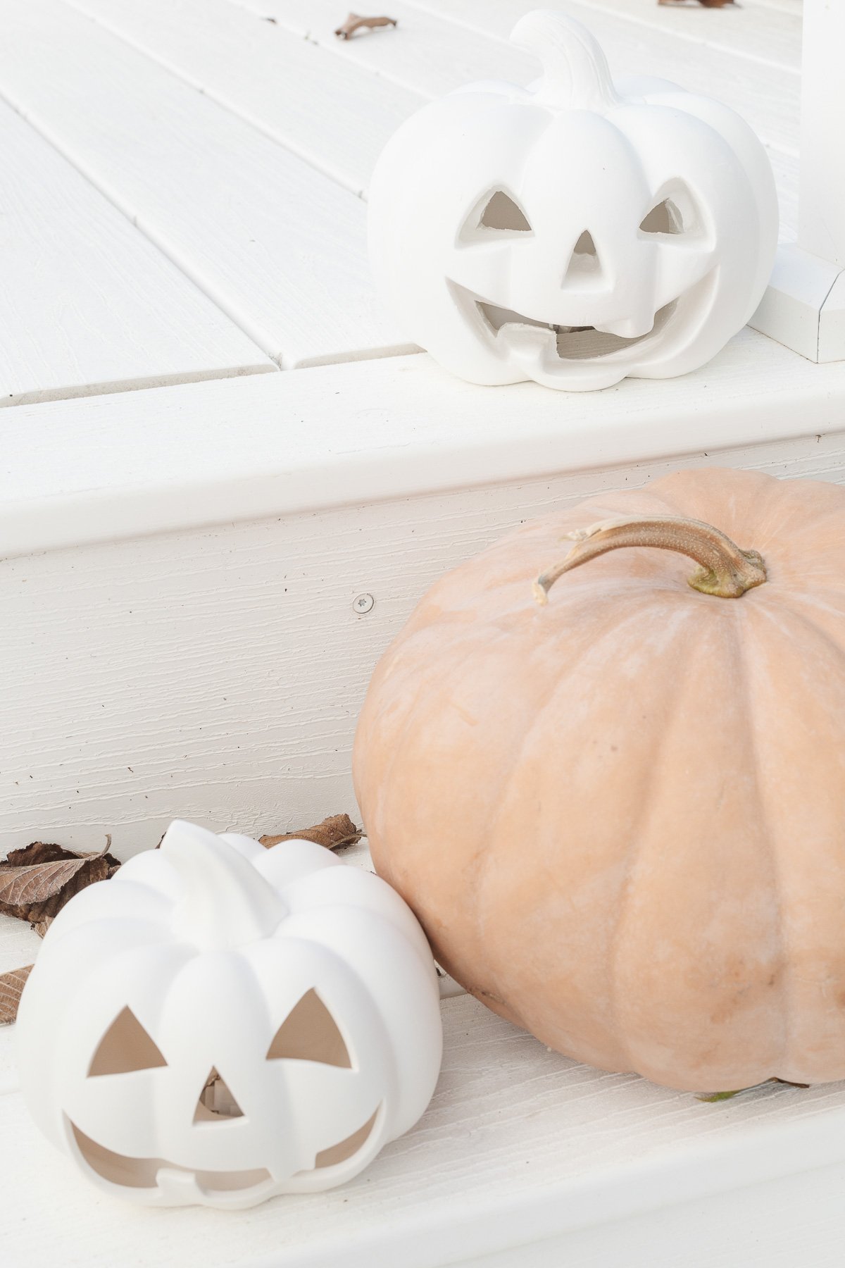 White jack o lanterns and a peach pumpkin in a pumpkin decor guide. 