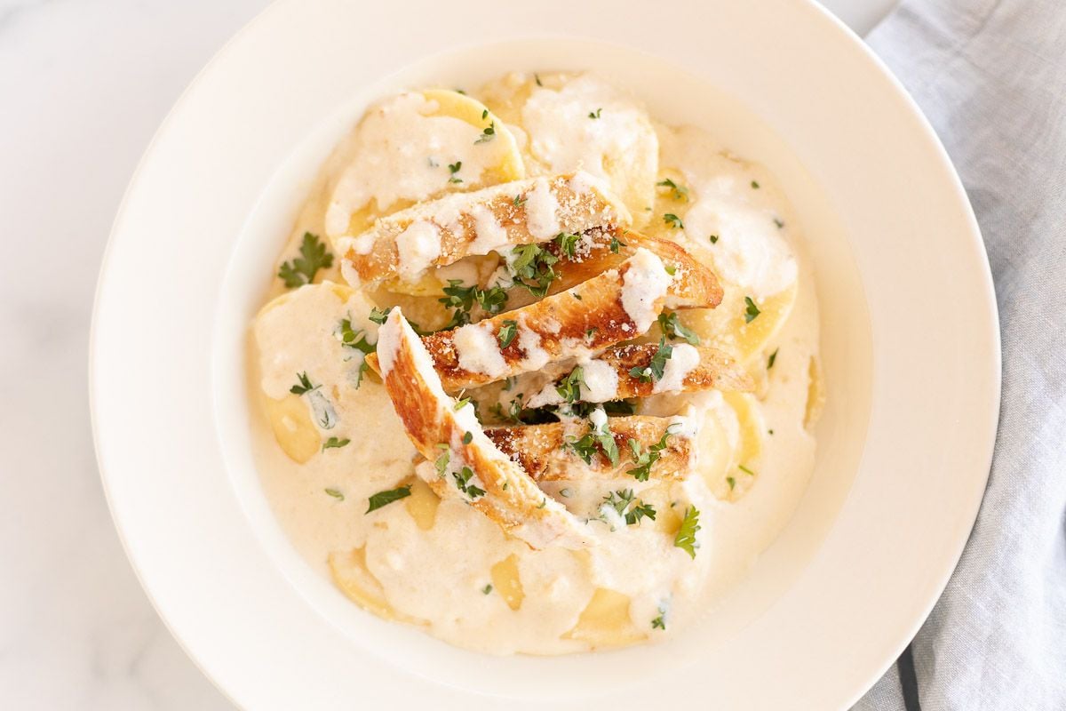 Tortelloni alfredo with grilled chicken 