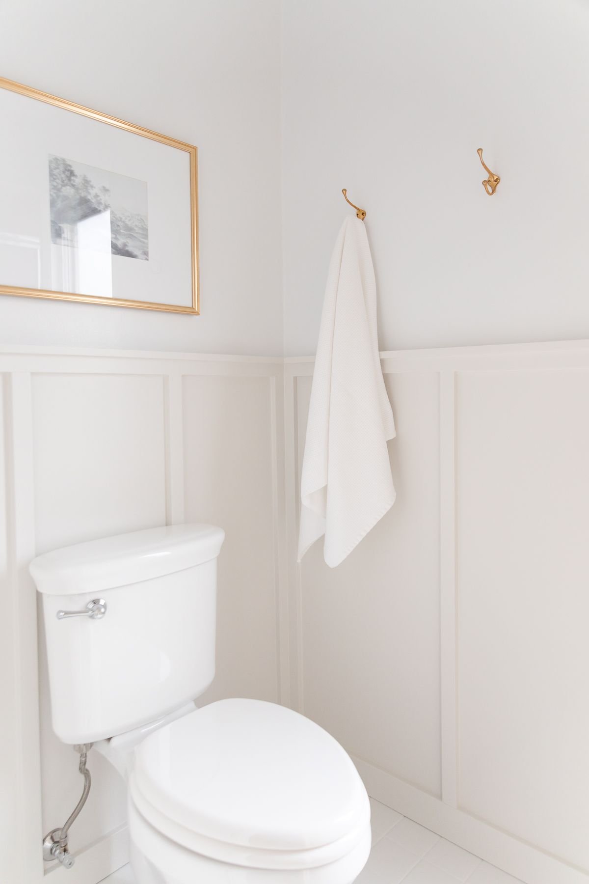 A bathroom with Benjamin Moore Classic Gray on bottom and BM Decorator's White walls on top.