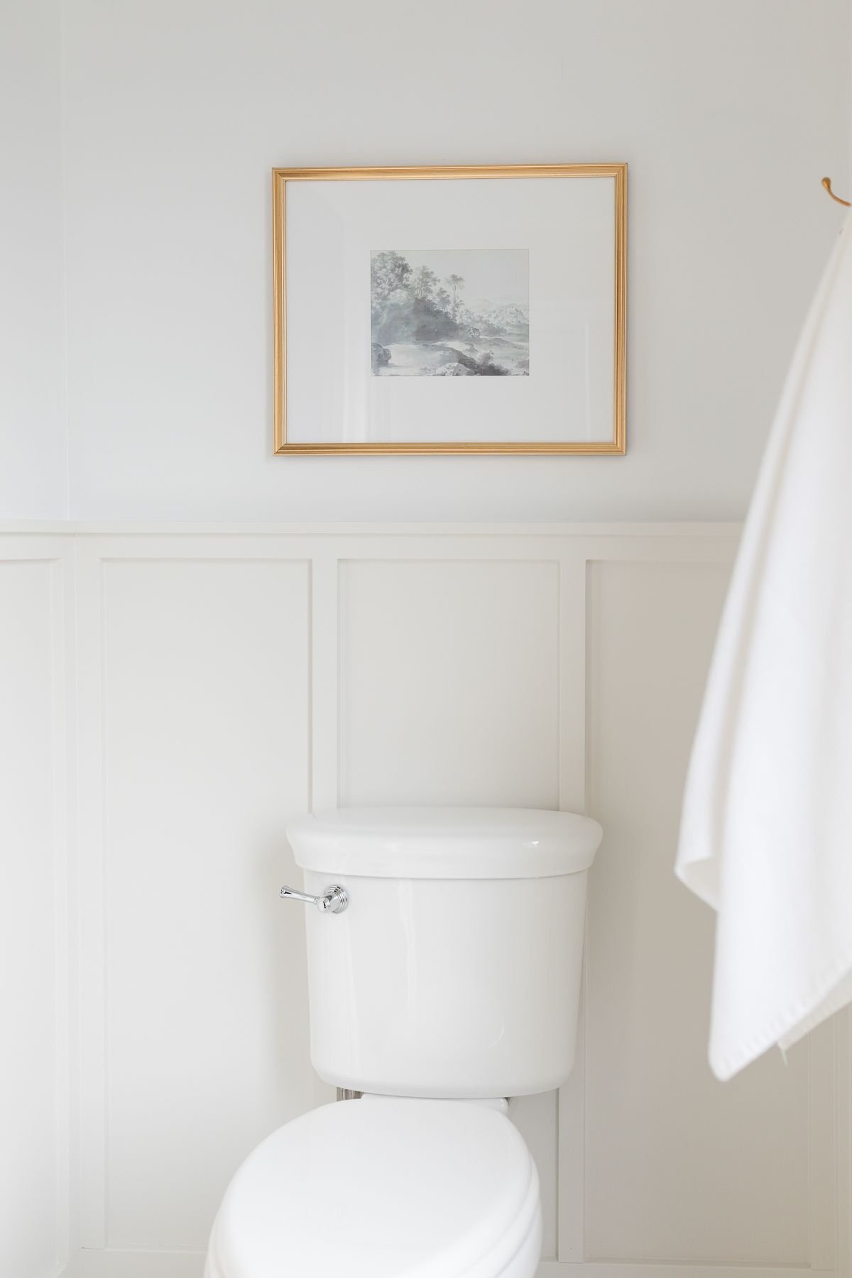 A bathroom with Benjamin Moore Classic Gray on bottom and BM Decorator's White walls on top.