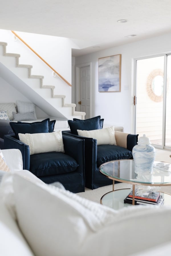 A navy blue and white living room with gold metal Amazon furniture accents