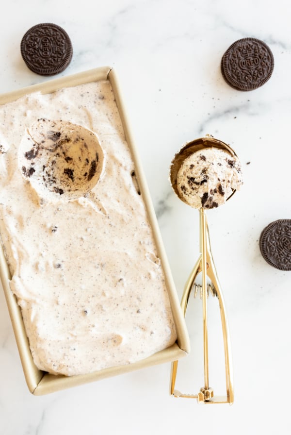 Oreo desserts ice cream in a box with oreo cookies.